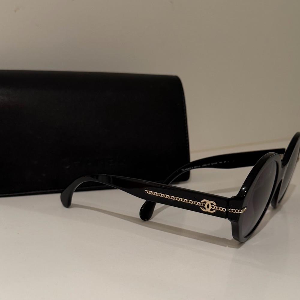 CHANEL Black Sunglasses with Gold Chain Detail - Picture 4 of 4